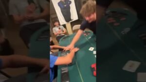 Leia mais sobre o artigo Degenerate poker player pulls knife after throwing opponents chips #figthing #poker #gambling